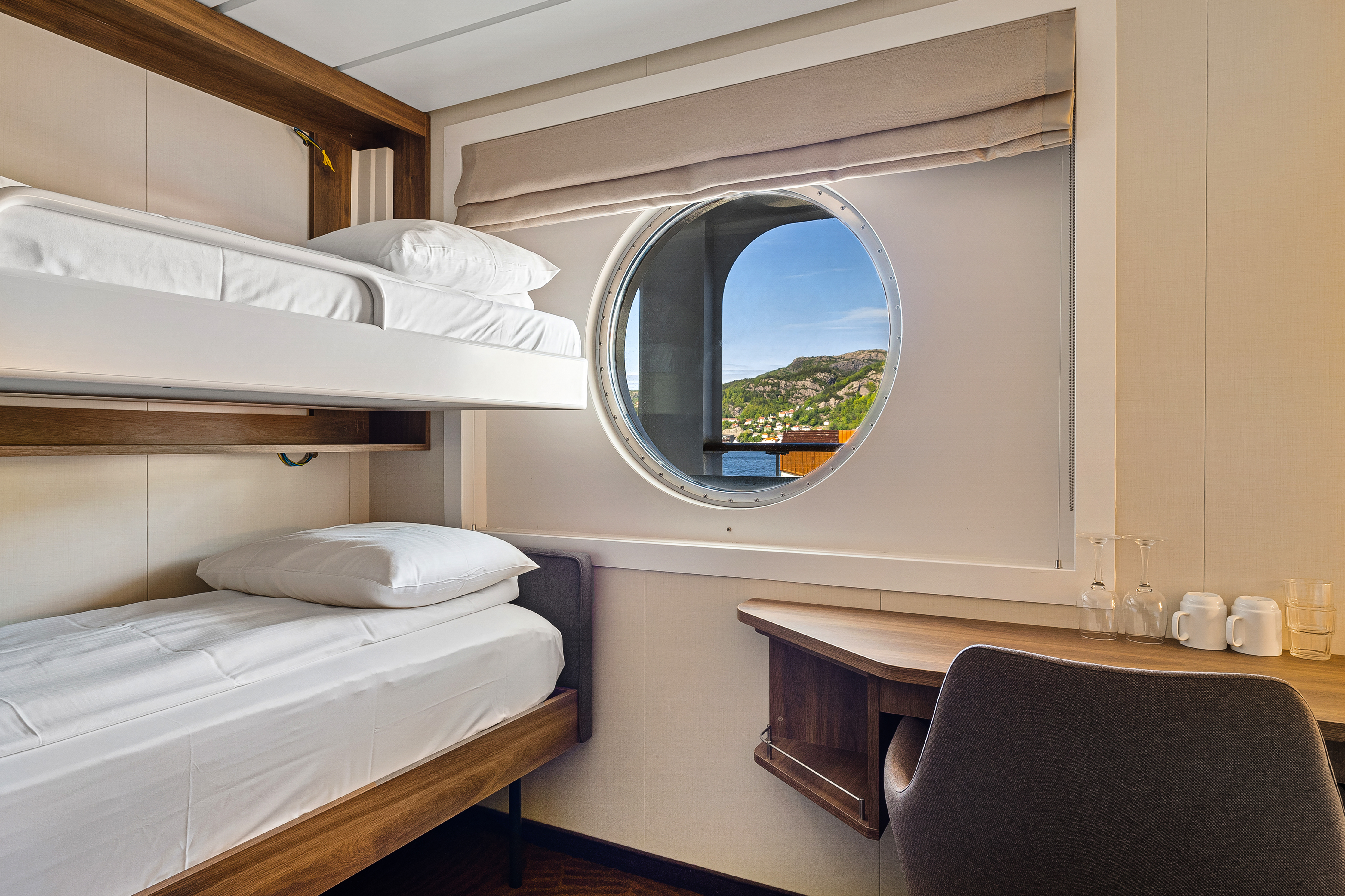 Arctic Superior | Accessible triple on middle deck with window